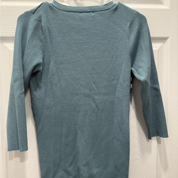 Hillard & Hanson Blue Cardigan Sweater with Rose Buttons Size Medium. - Picture 3 of 5